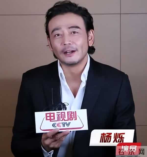 42岁杨烁断崖衰老，生图下脸黑皮松肉垮，走路弯腰驼背没霸总气场