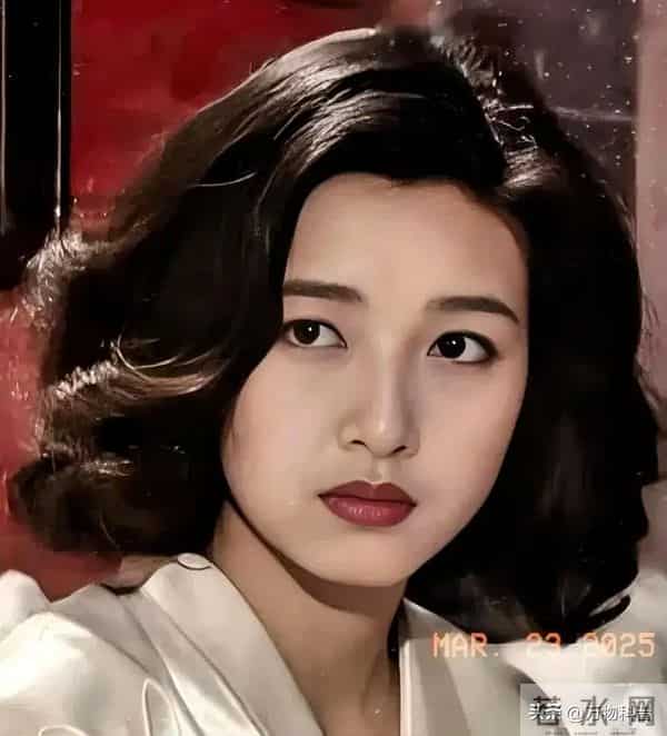 57岁江珊近照曝光，脸垮嘴斜，满头白发，女神成老太，让人太心酸