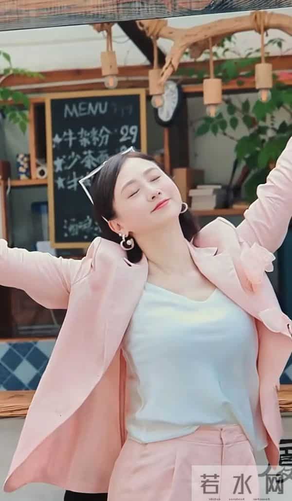 45岁熊黛林与57岁翁虹同框！穿西服套装干练有气场，两人都好美