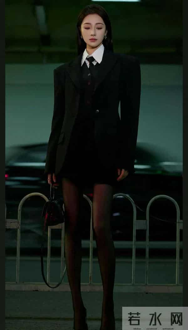 隆妮，白色衬衫黑色西装，黑色丝袜太诱人了