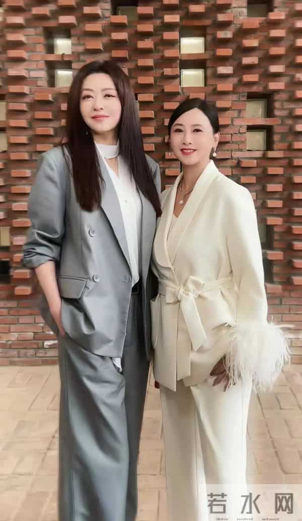 45岁熊黛林与57岁翁虹同框！穿西服套装干练有气场，两人都好美