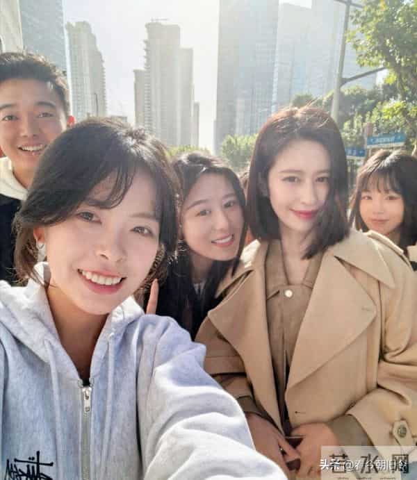 36岁颖儿现身上海一家店铺喝咖啡，她穿着小短裙，露出两条美腿。