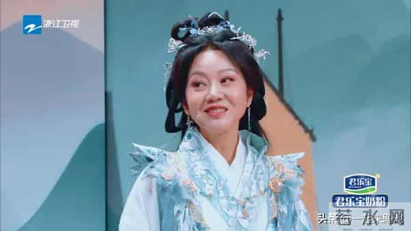 闫妮笑起来的梨涡依旧,眼神清澈明亮,美得如此真实、自然的女神