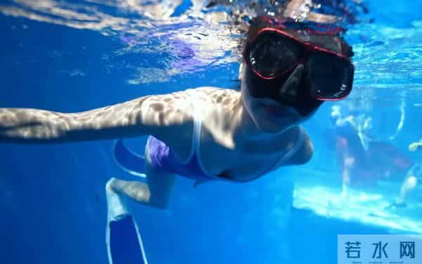 任敏潜水泳装