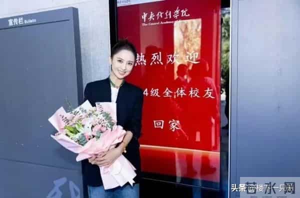 佟丽娅回中戏母校 丸子头穿大衣 42岁发际线高大脑门 细纹多法令纹深