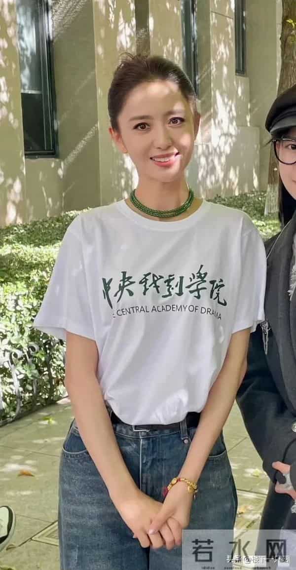 佟丽娅回中戏母校 丸子头穿大衣 42岁发际线高大脑门 细纹多法令纹深