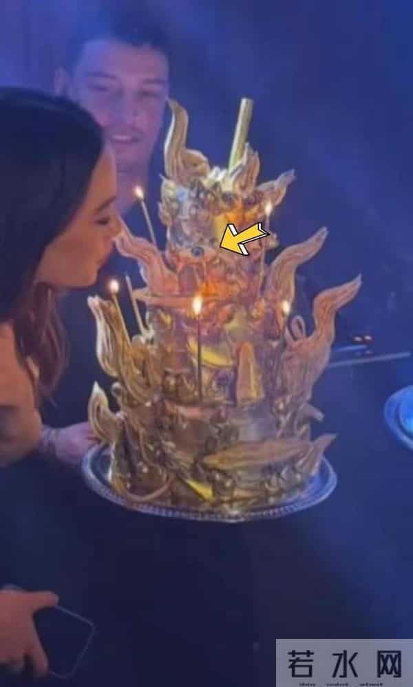 邓文迪大女儿瘦了后更漂亮了，24岁生日蛋糕造型奇特，换了新男友