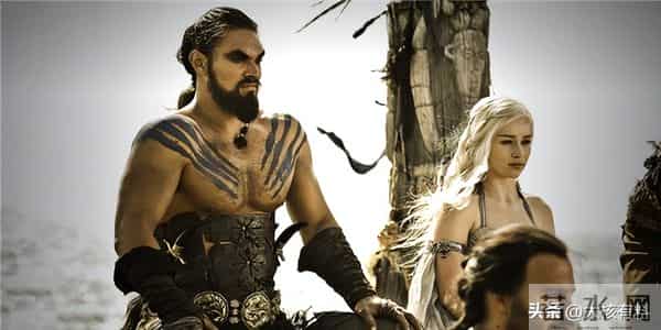 一脱成名的“龙妈”：身材火辣为艺术献身，因裸戏出名却拒绝裸戏