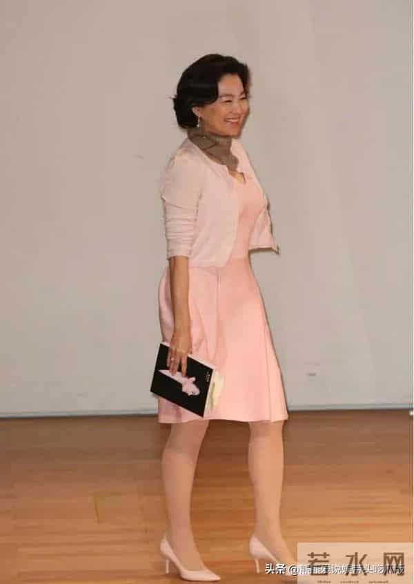 林青霞烫了微卷短发减龄20岁！穿针织开衫+粉裙，完全没有大妈味