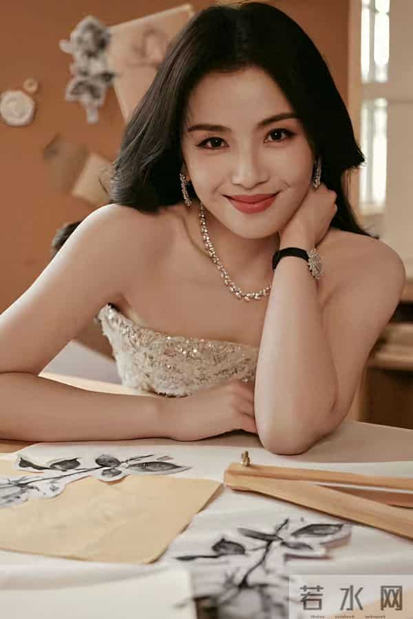 知性又时尚！刘涛造型美出新高度