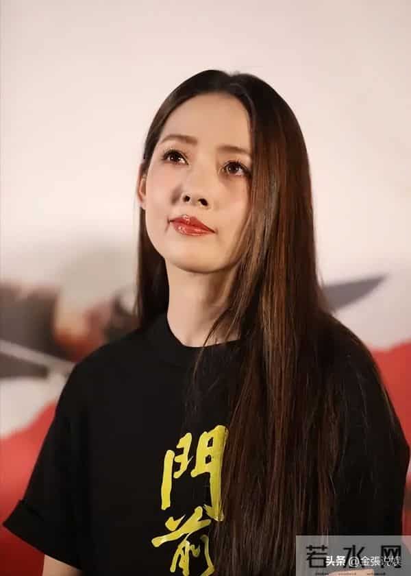 郭碧婷三亚走秀，双目无神被张予曦抢风头，曾曝女儿被同学孤立