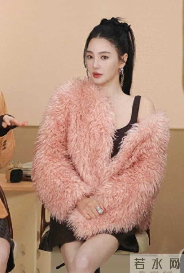 张雨绮终于换风格！穿粉色皮草+皮短裙，减龄又高级！