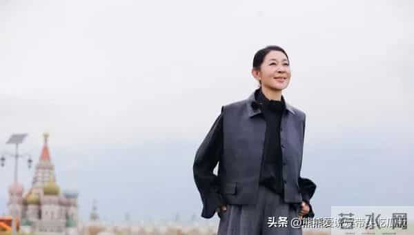 66岁倪萍瘦身后气质大变！穿黑色衬衫+马甲+阔腿裤，洋气又高级！