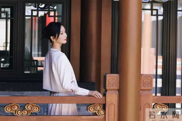 佟丽娅回母校！晒美照庆中戏75周年，依然是校花站C位，靳东也在