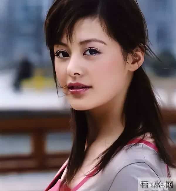 她是胡歌深爱、刘烨难忘的女人，受央视力捧多年，至今没能走红