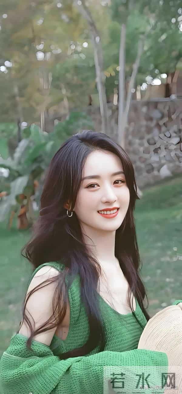 鎏金裙装衬着浅笑，每一缕光影都在诉说她的明媚