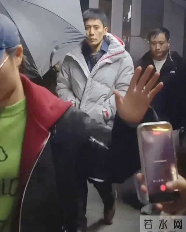惊！47岁刘烨重庆现身，身形高挑超纤瘦，脸嫩得不像中年大叔！