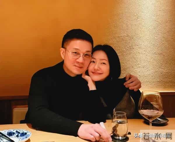 小S女儿晒全家福，夫妻恩爱引争议，真相为何难寻