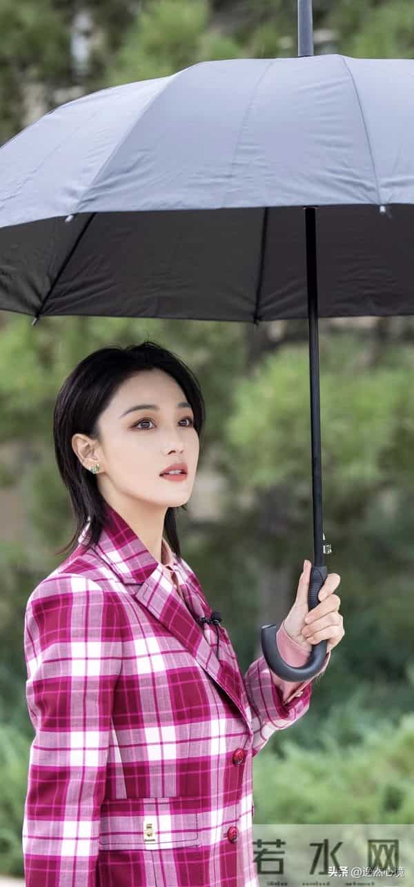 张馨予中国风造型 ‖ 旗袍+格子西装，经典美人胚子