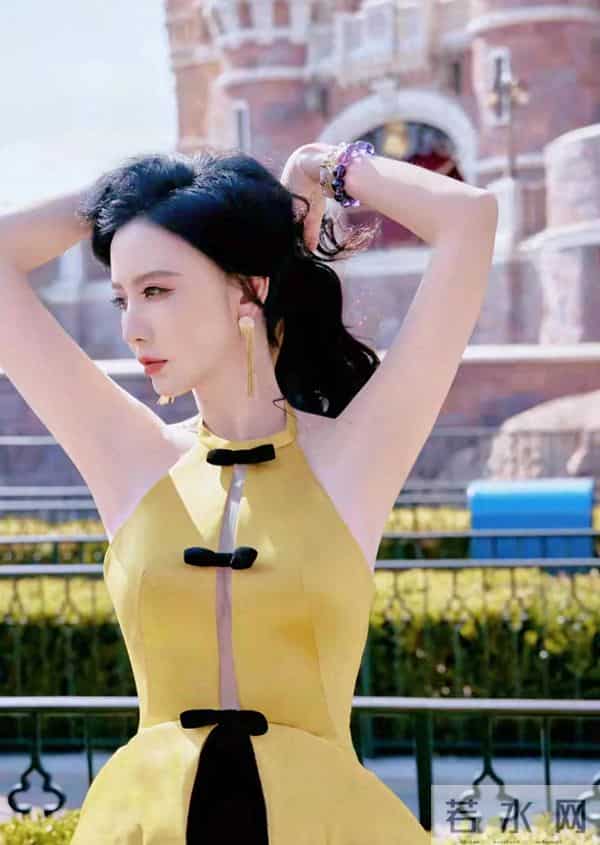 谁说岁月不饶人？43岁张萌身材依旧超辣！