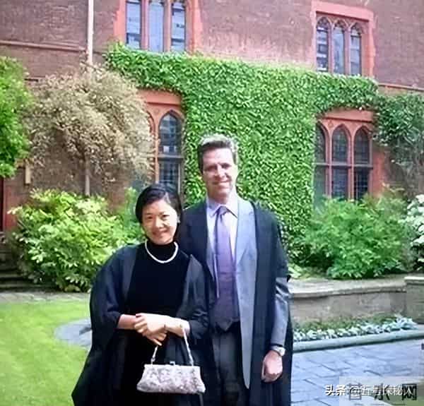 前央视主持人为爱情放弃国籍，走投无路回国捞金，如今过的怎样了