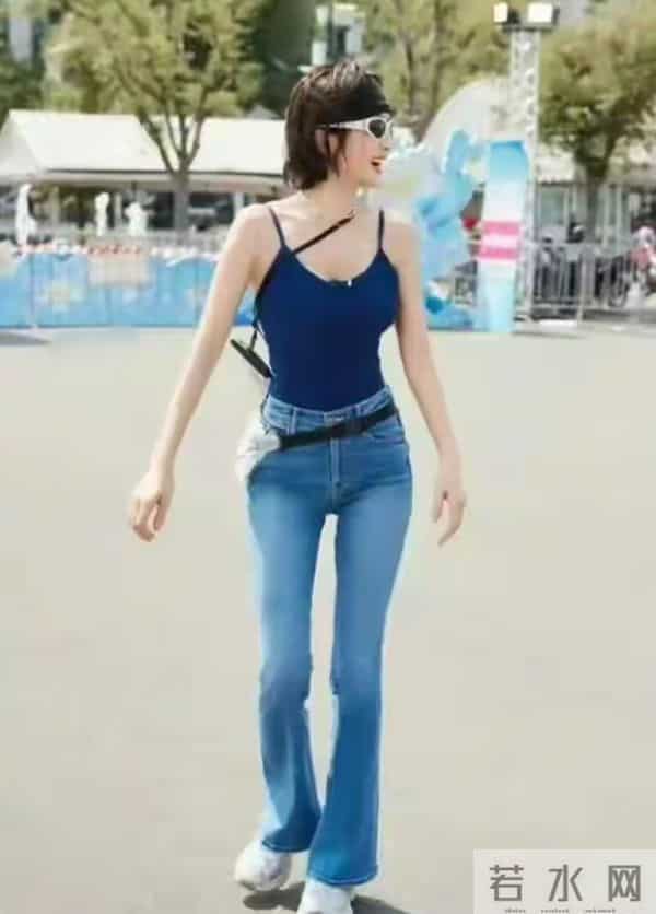 46岁秦岚戏水穿紧身裤，凸显玲珑身段，蜂腰翘臀美到犯规