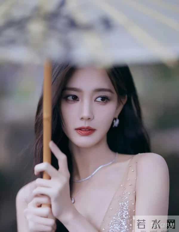 李一桐，身穿墨染礼服，性感妩媚