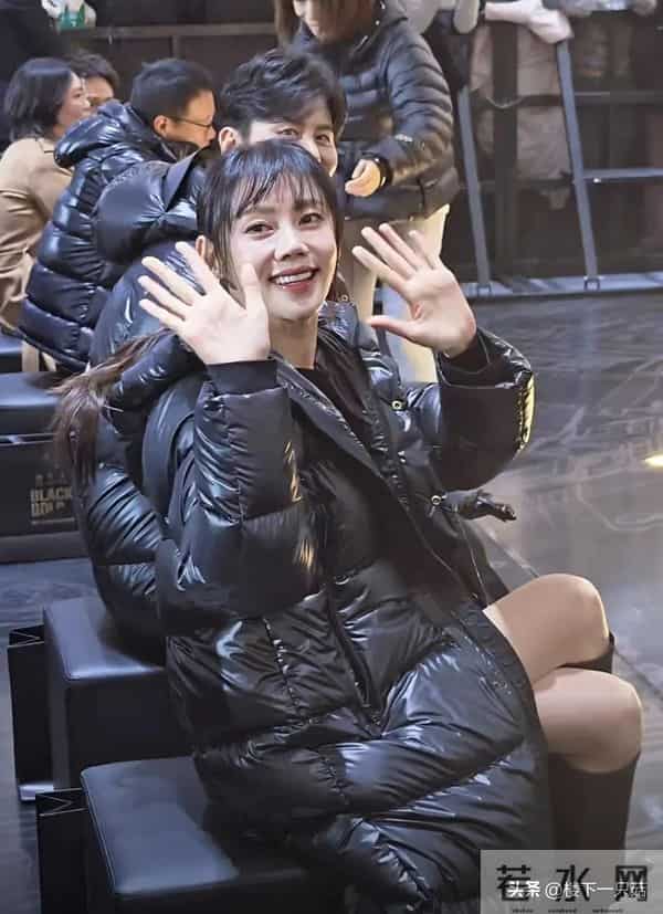 于晓光夫妻合体捞金 46岁秋瓷炫紧身短裙 空气刘海 笑容甜美似少女