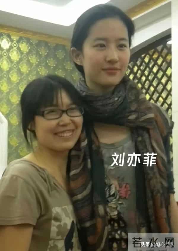 刘亦菲幼年时和朋友合影留念，她黄衣服的朋友好有气质