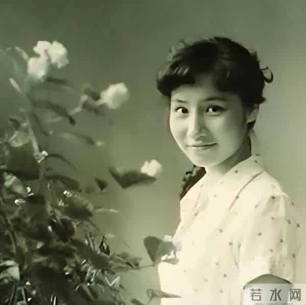 前央视主播徐俐现状：和二婚老公住北京农村，不给儿子带娃好潇洒