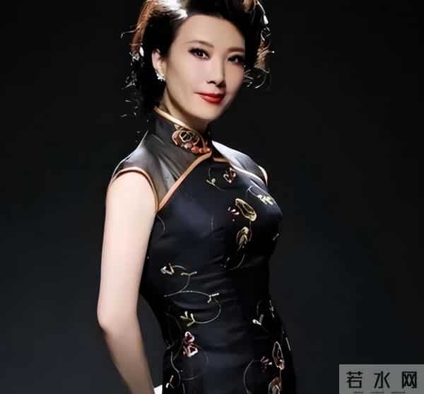 权色交易、陪睡上位，她压根不沾边，简直是娱圈的一股“清流”