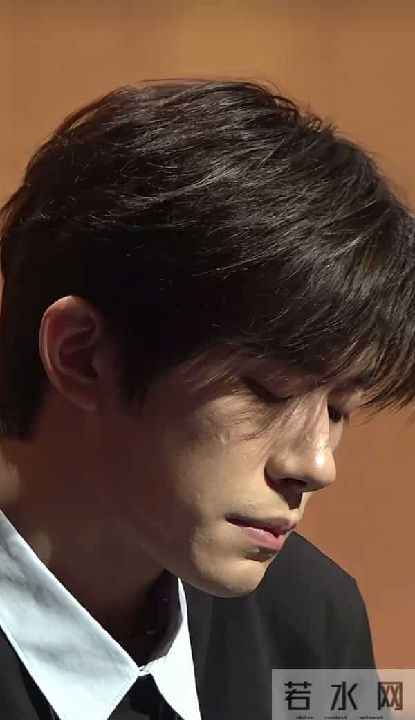 易烊千玺抬头的那一瞬间，好像看到了星爷的影子，一样的孤独感