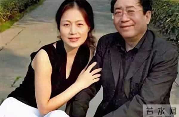 79岁余秋雨老态尽显，和妻子回安徽，未生孩子却一点都不遗憾