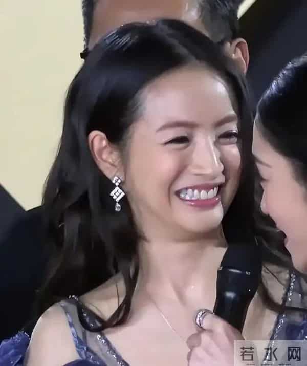 43 岁林依晨孕期产后不停工，近照发福，笑漏牙龈！