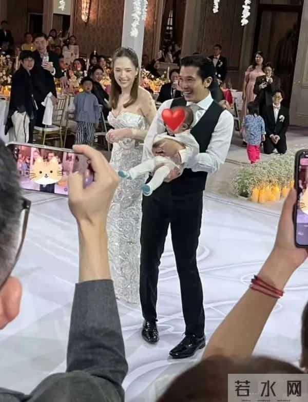 邱泽许玮甯3个月儿子正脸曝光，腿长惊人 目测能长到1米8