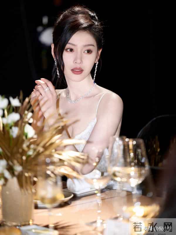 张天爱也太美了！透视吊带裙，身材婀娜多姿