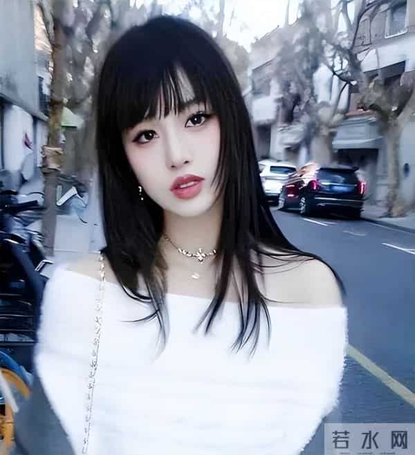 汪峰女儿小苹果早恋，穿沙滩短裤和男友合照，三任后妈章子怡最暖