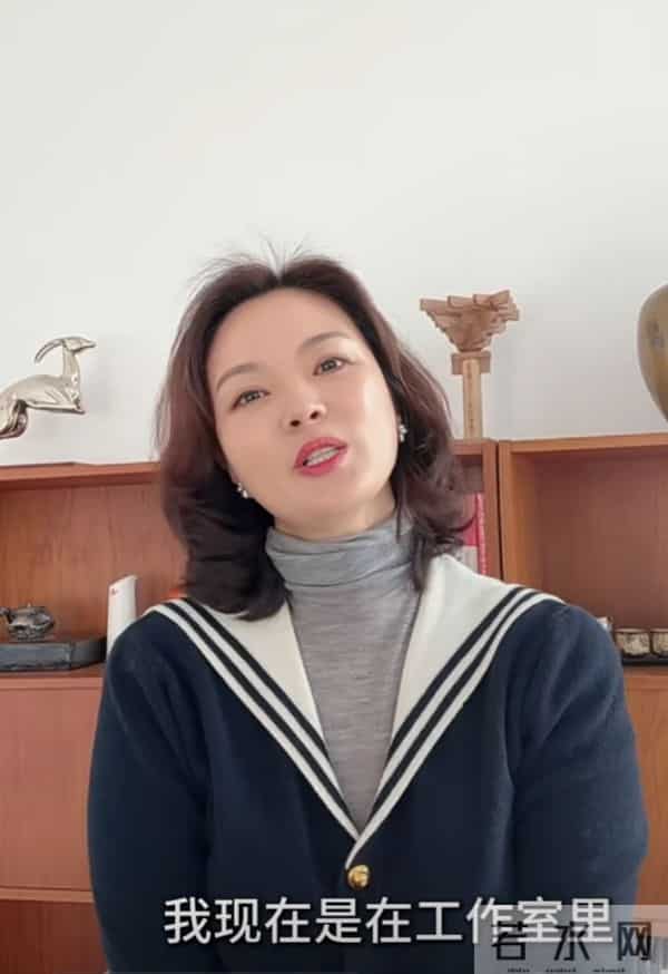 刘芳菲学院风穿搭出镜，卷发搭海军领开衫，优雅又精致