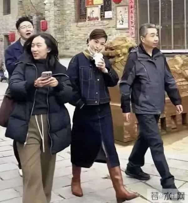 46岁主持人张蕾逛街，相貌出众，真人比电视上的好看