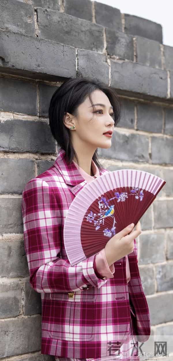 张馨予中国风造型 ‖ 旗袍+格子西装，经典美人胚子