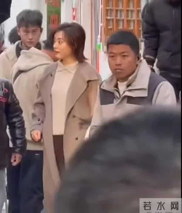 43岁孙俪在无锡拍戏被偶遇，她留着短发，穿毛呢大衣搭长靴，真美