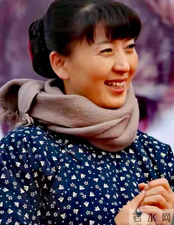 住千万豪宅，却熬夜赚辛苦钱？53岁闫学晶近况，给所有女性提个醒