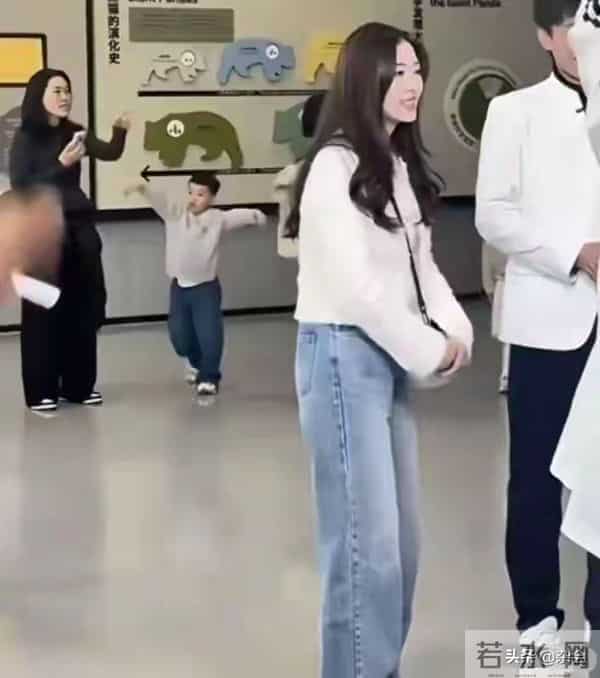 张含韵成都看熊猫，小香风皮卷发一搭，甜成软糖萌化啦