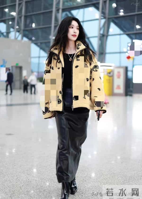 张俪真是穿搭高手！黄色毛绒外套+皮裙+短靴，时髦保暖又洋气！