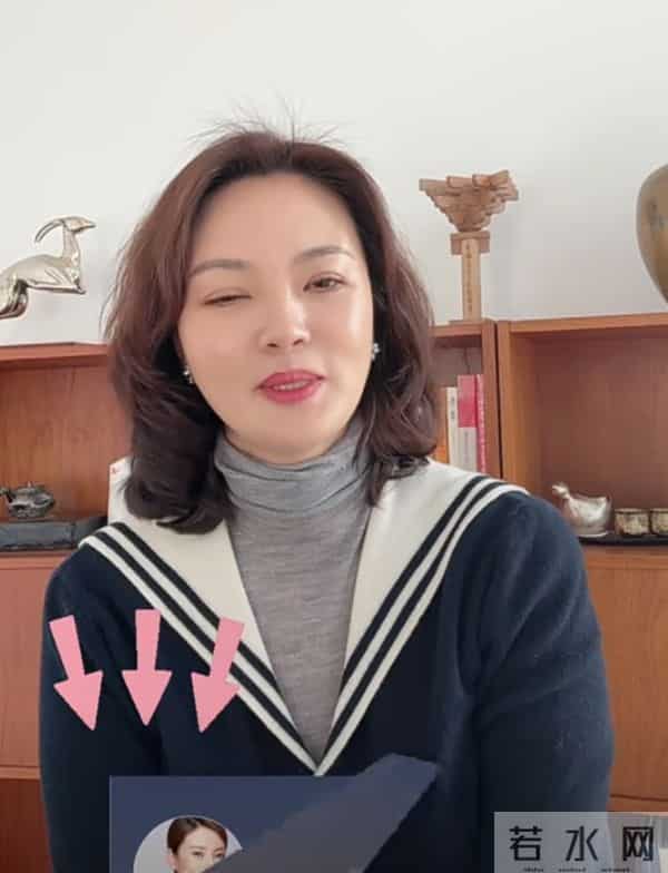 刘芳菲学院风穿搭出镜，卷发搭海军领开衫，优雅又精致