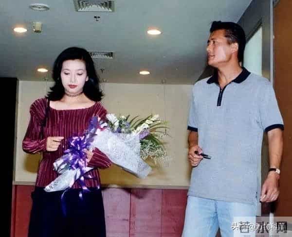 57岁江珊近照曝光，脸垮嘴斜，满头白发，女神成老太，让人太心酸