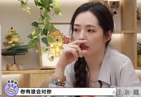 郭碧婷三亚走秀，双目无神被张予曦抢风头，曾曝女儿被同学孤立