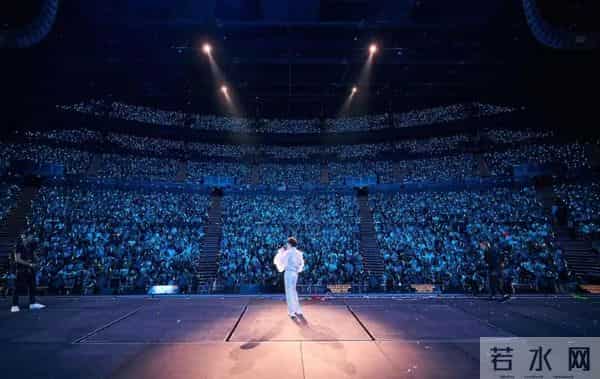 一场生日，戳穿了58岁那英的江湖地位，周深确实一个字都没说错