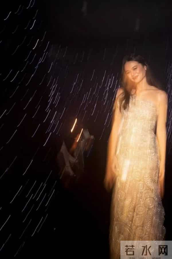 邓文迪大女儿瘦了后更漂亮了，24岁生日蛋糕造型奇特，换了新男友