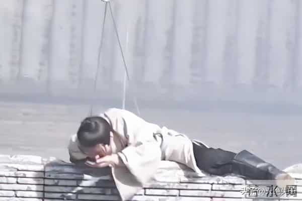 风向变了！35岁成毅拍戏受伤，深夜回应报平安，央媒发文为其撑腰